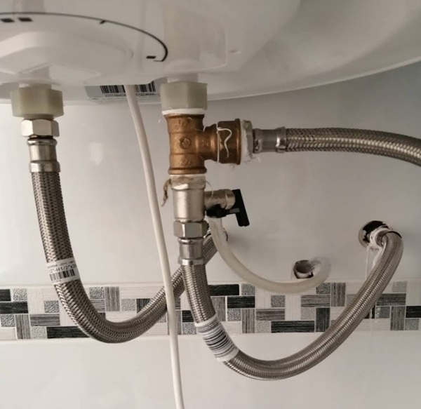 Montaje de termo eléctrico