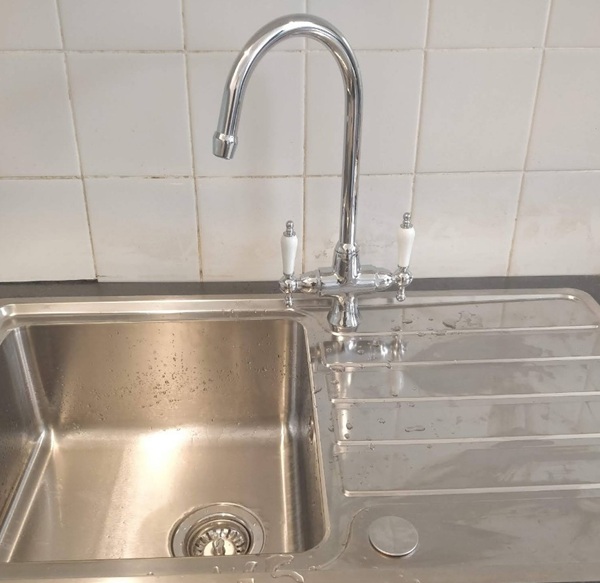 Instalación de grifo en cocina